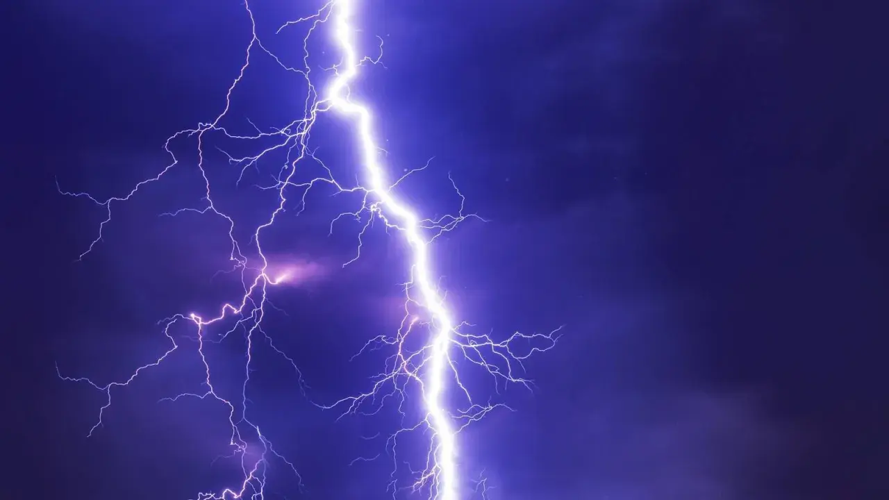 Potężne wyładowanie atmosferyczne rozświetla nocne niebo. Jak udowodnić przepięcie? Obserwuj potęgę natury.