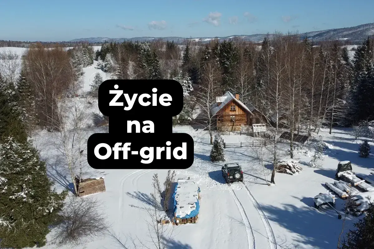 Drewniany dom w zimowym krajobrazie, z samochodem terenowym i stertami drewna. To życie na Off-grid.
