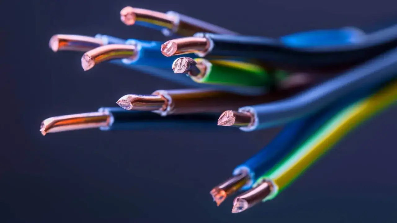 Zakończone przewody elektryczne, miedziane żyły, izolacja w kolorach niebieskim, zielono-ż&oacute;łtym i brązowym. Czy to przew&oacute;d 300/500V czy 450/750V?