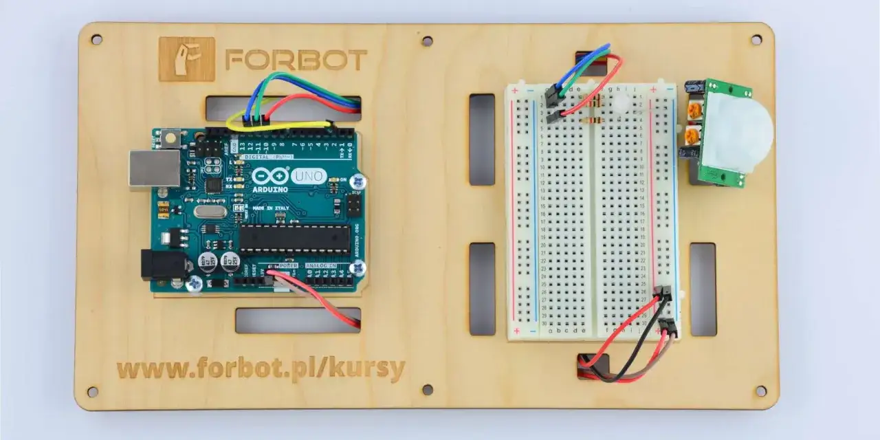 Schemat połączenia Arduino z czujnikiem ruchu PIR na płytce stykowej.
