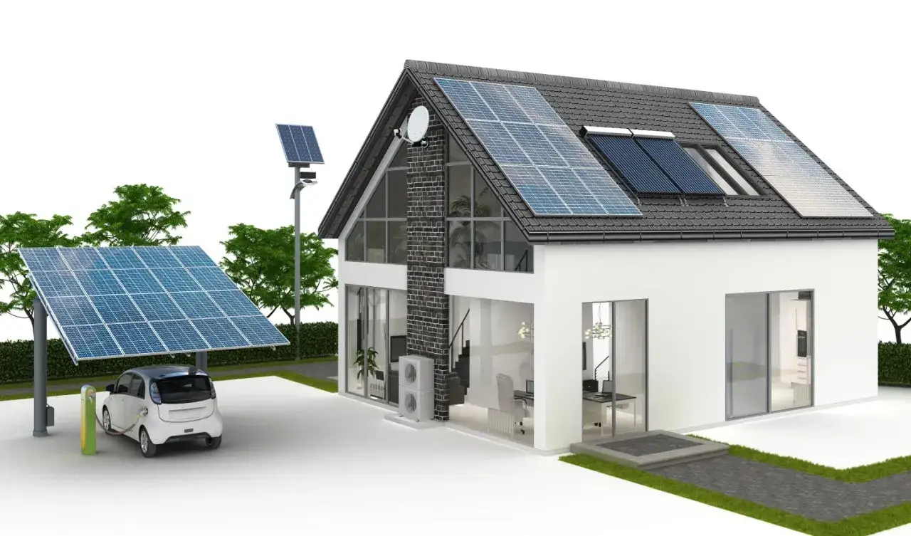 Nowoczesny dom z panelami fotowoltaicznymi na dachu i wiatą, gdzie ładuje się samochód elektryczny. Ogrzewanie fotowoltaiczne zapewnia czystą energię.