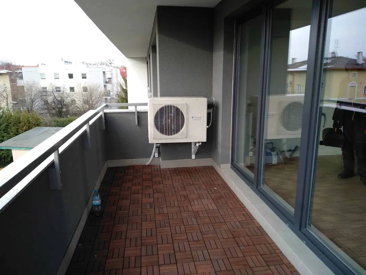Nowy klimatyzator do bloku zamontowany na balkonie. Ciesz się komfortem przez cały rok.