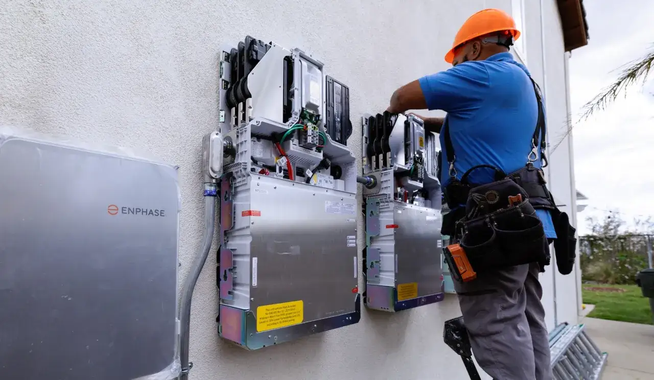 Instalator pracuje przy urządzeniach Tauron magazyn energii.