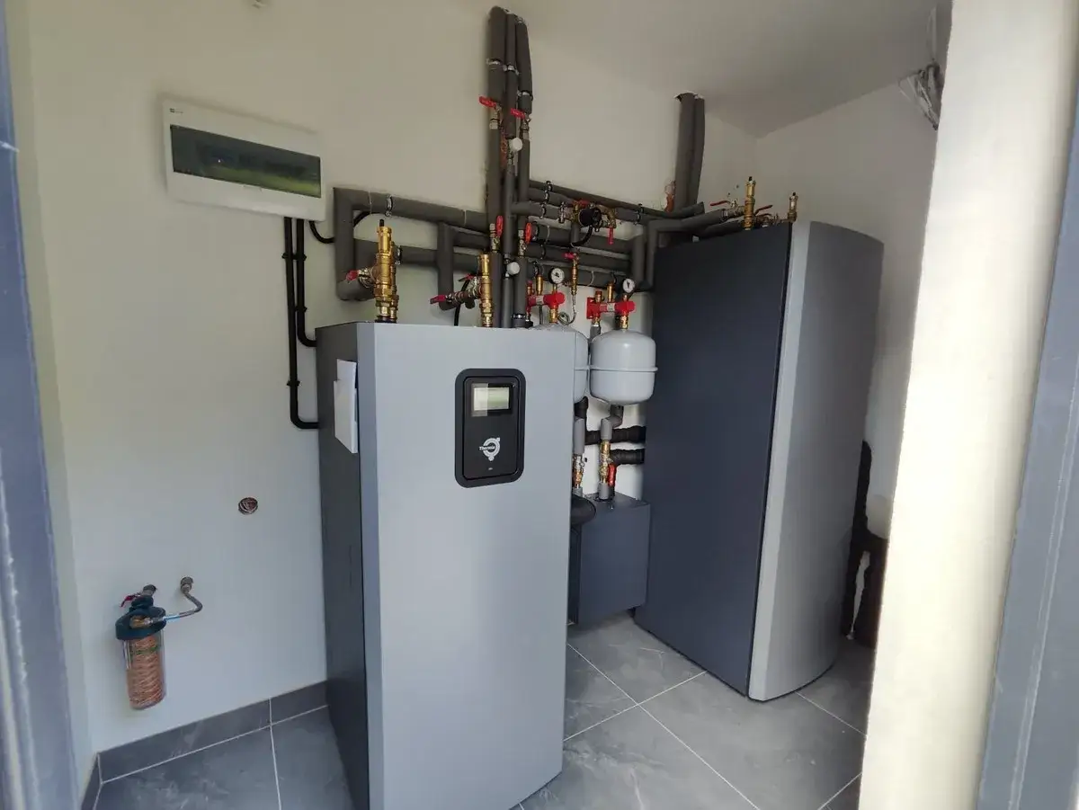 Pompa ciepła z zasobnikiem i instalacją hydrauliczną w kotłowni.