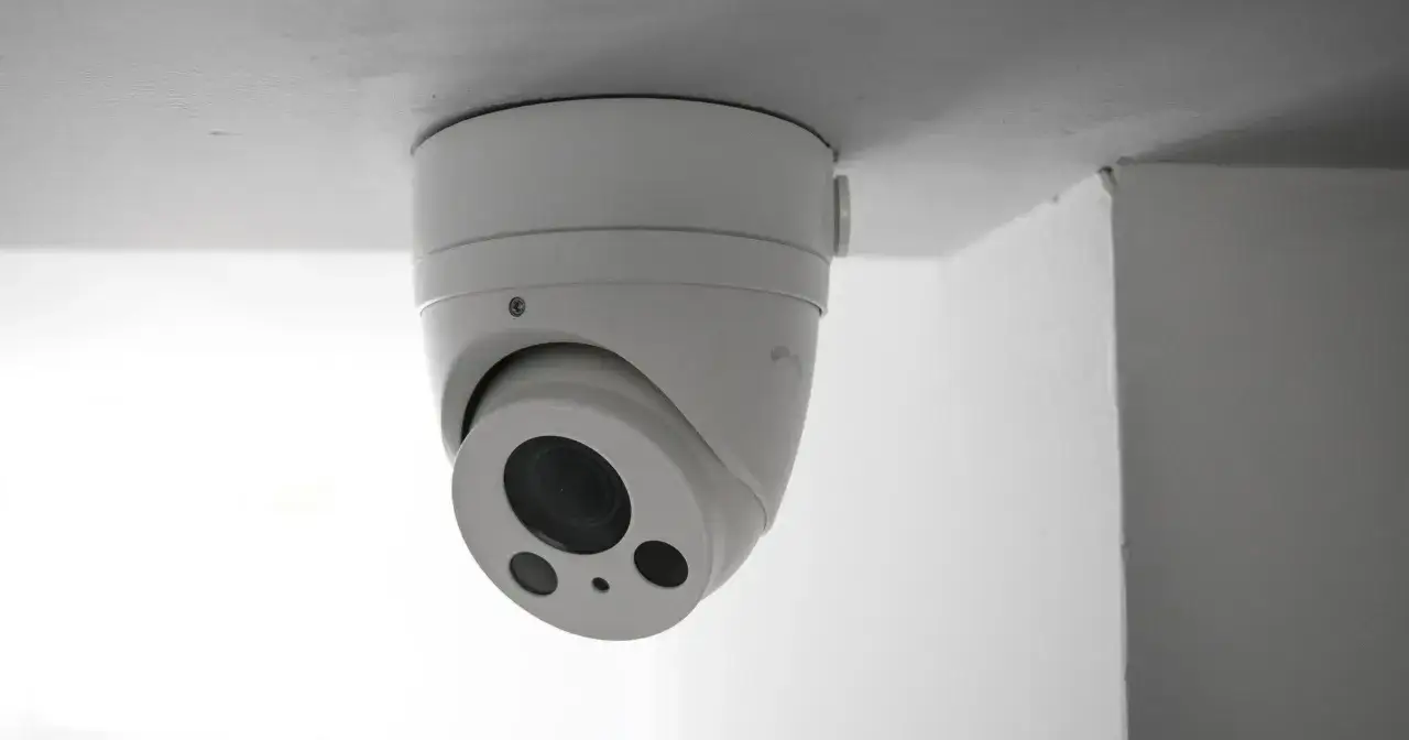 Kamera monitoringu wizyjnego, element prywatnego monitoringu, może być pomocna w sprawach, w których interweniuje policja.