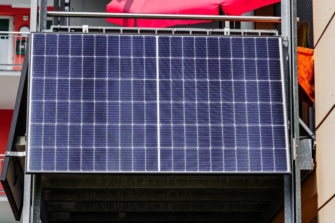 Panele fotowoltaiczne dla wspólnot mieszkaniowych zamontowane na balkonie, czerpiące energię ze słońca.