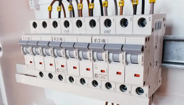 Główne zabezpieczenie elektryczne w rozdzielnicy z wyłącznikami nadprądowymi Eaton i xPole Home.